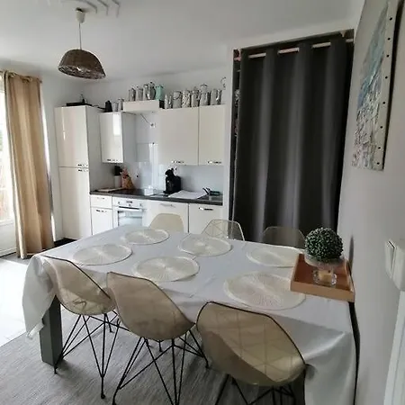 Maison Familiale Proche De La Villa *